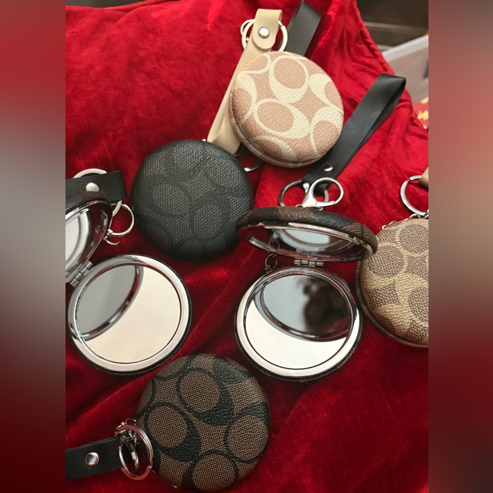 Unbranded Compact Mirror Keychains - Picture 1 of 6